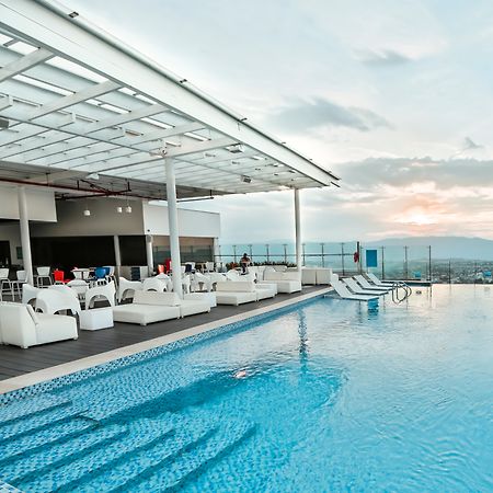 Holiday Inn Bucaramanga Cacique By Ihg Exteriér fotografie Rooftop pool at the hotel