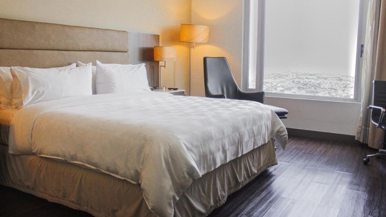 Holiday Inn Bucaramanga Cacique By Ihg Exteriér fotografie A bed with a bed skirt