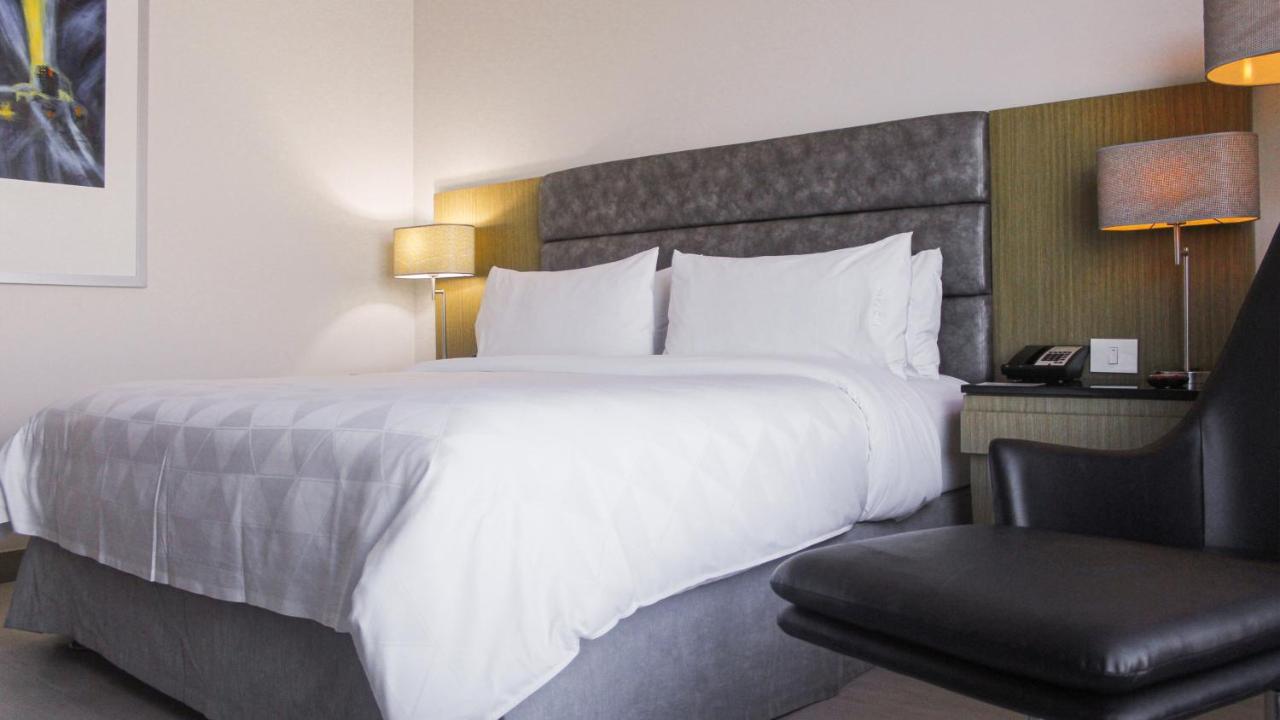 Holiday Inn Bucaramanga Cacique By Ihg Exteriér fotografie A bed with a duvet