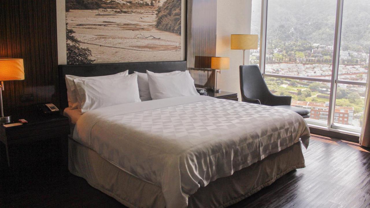 Holiday Inn Bucaramanga Cacique By Ihg Exteriér fotografie A bed with a duvet