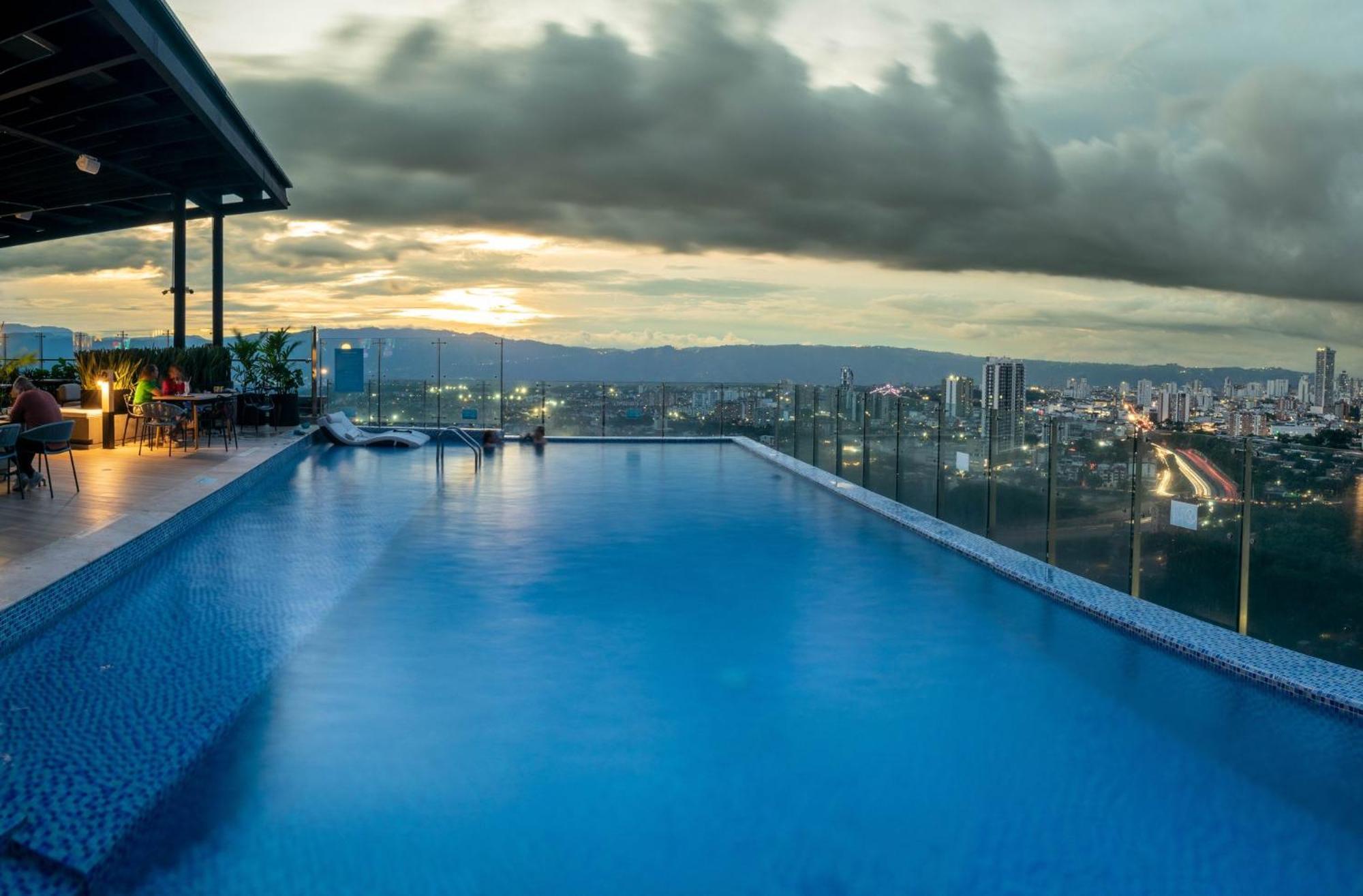 Holiday Inn Bucaramanga Cacique By Ihg Exteriér fotografie Infinity pool at the top of the building