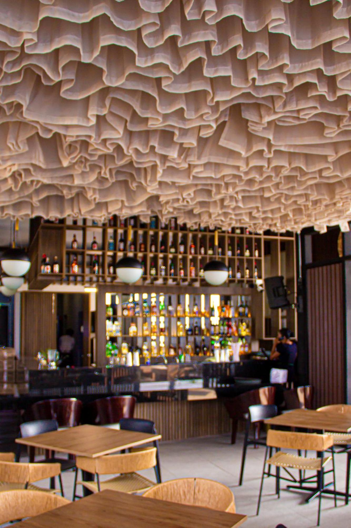 Holiday Inn Bucaramanga Cacique By Ihg Exteriér fotografie The bar at the 101 bar