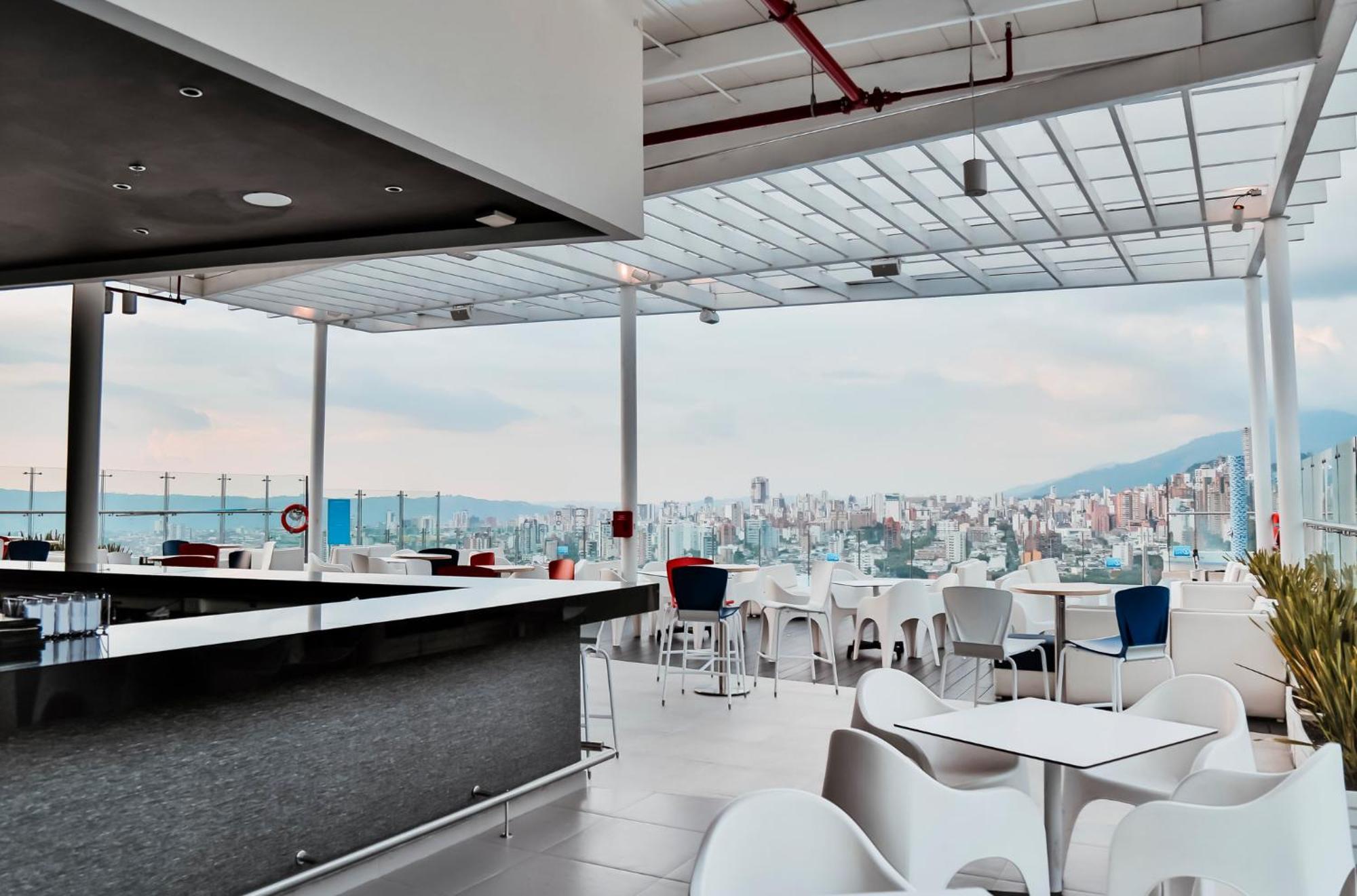 Holiday Inn Bucaramanga Cacique By Ihg Exteriér fotografie Skyline Lounge at Santiago Airport