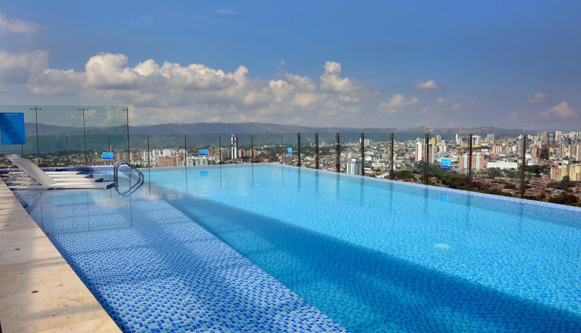 Holiday Inn Bucaramanga Cacique By Ihg Exteriér fotografie Infinity pool at the rooftop of the hotel