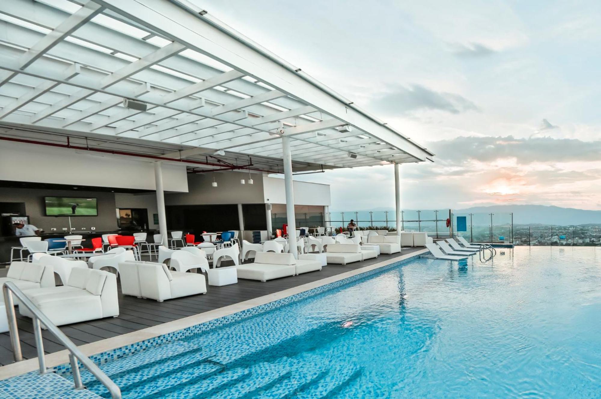 Holiday Inn Bucaramanga Cacique By Ihg Exteriér fotografie Skyline Pool