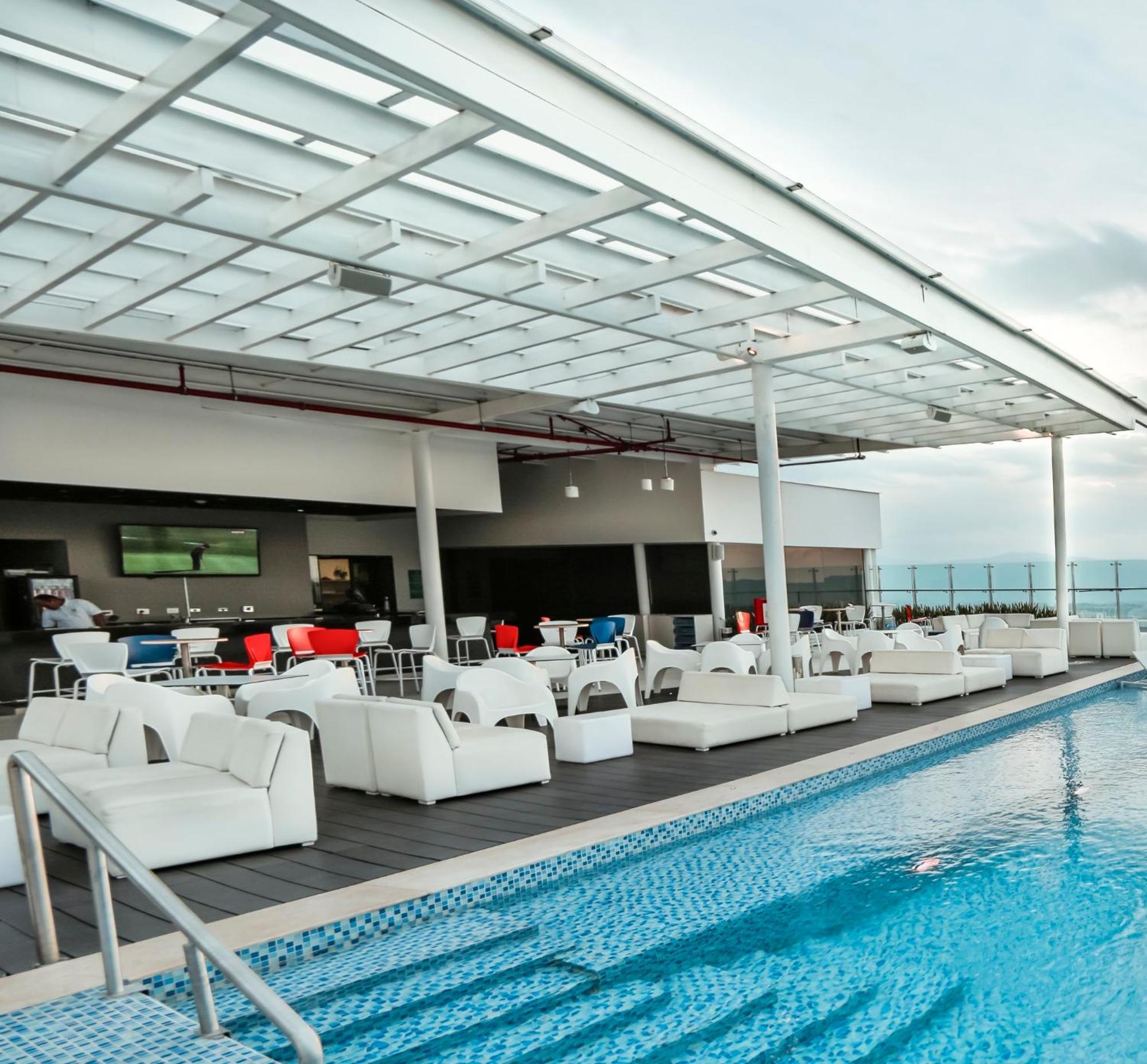 Holiday Inn Bucaramanga Cacique By Ihg Exteriér fotografie The pool at the 360° Sky Lounge