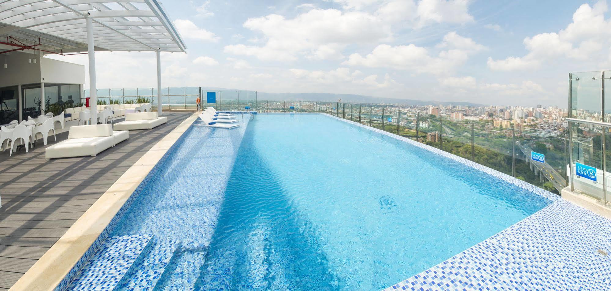 Holiday Inn Bucaramanga Cacique By Ihg Exteriér fotografie Infinity pool